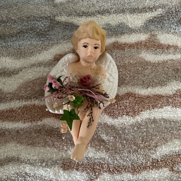 GORGEOUS Vintage Porcelain Sitting Angel Cherub with Flowers EUC - Picture 8 of 16